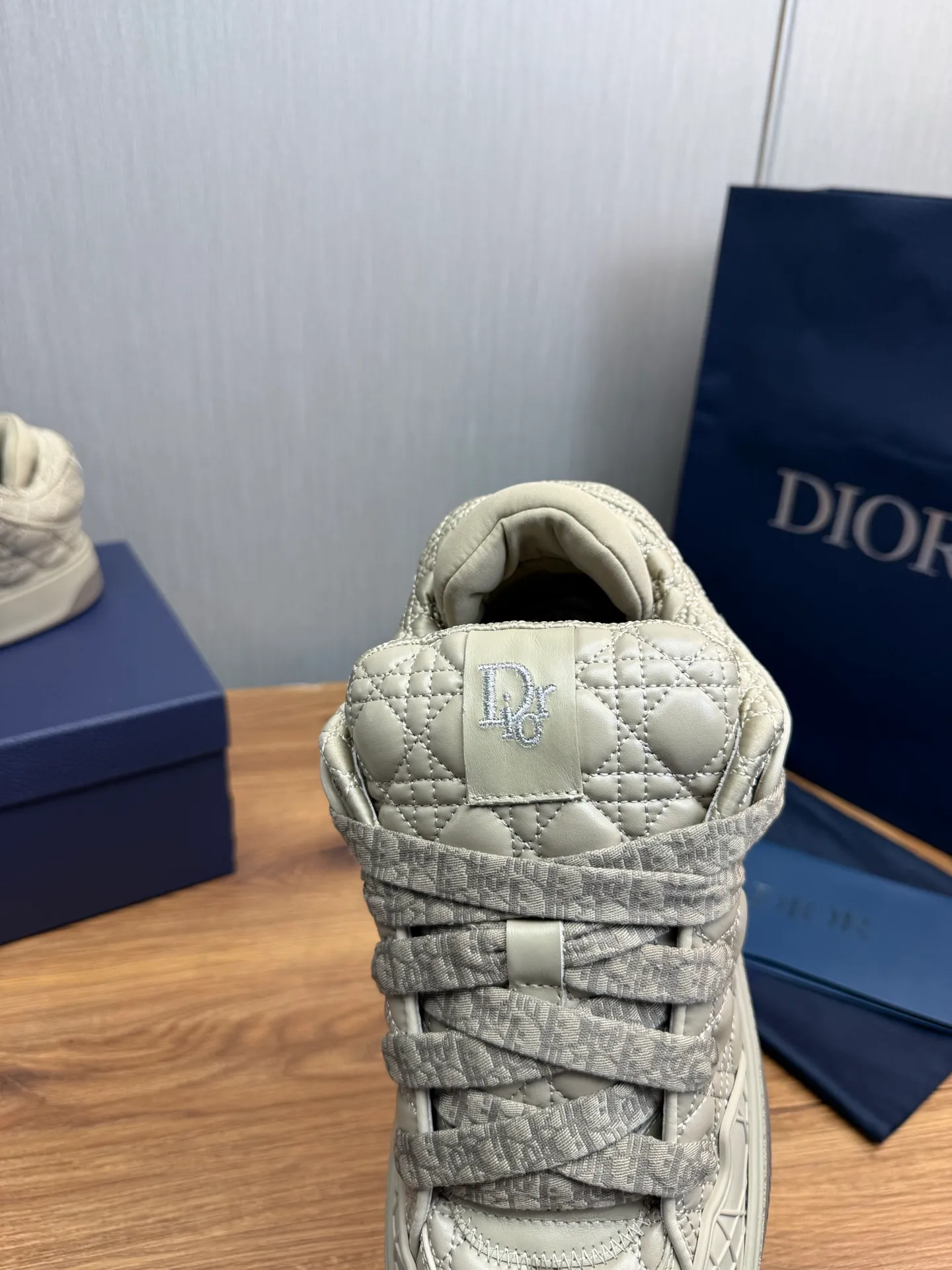 Men's shoes 💰800💰 Dior sneakers enrich the classic series with fashionable retro style. Carefully crafted, they can be paired with casual looks all year round. Dad Shoes style shoes that follow the trend of the retro market ▪️ Fabric: Original custom embroidered cowhide ▪️ Lining: Imported breathable mesh ▪️ Sole: Original molded non-slip outsole ▪️ Size: 38-45 (45 is custom-made and cannot be returned)